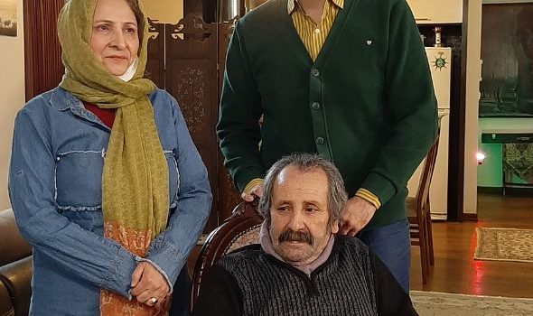 نکوداشت مقام ادبی استاد محسن درجزی در آیین پایانی پنجمین جایزه داستان کوتاه سیمرغ ایستاده: مصطفی بیان (مدیر جایزه داستان کوتاه سیمرغ) و خانم امین الرعایا (همسر محسن درجزی) نشسته: استاد محسن درجزی